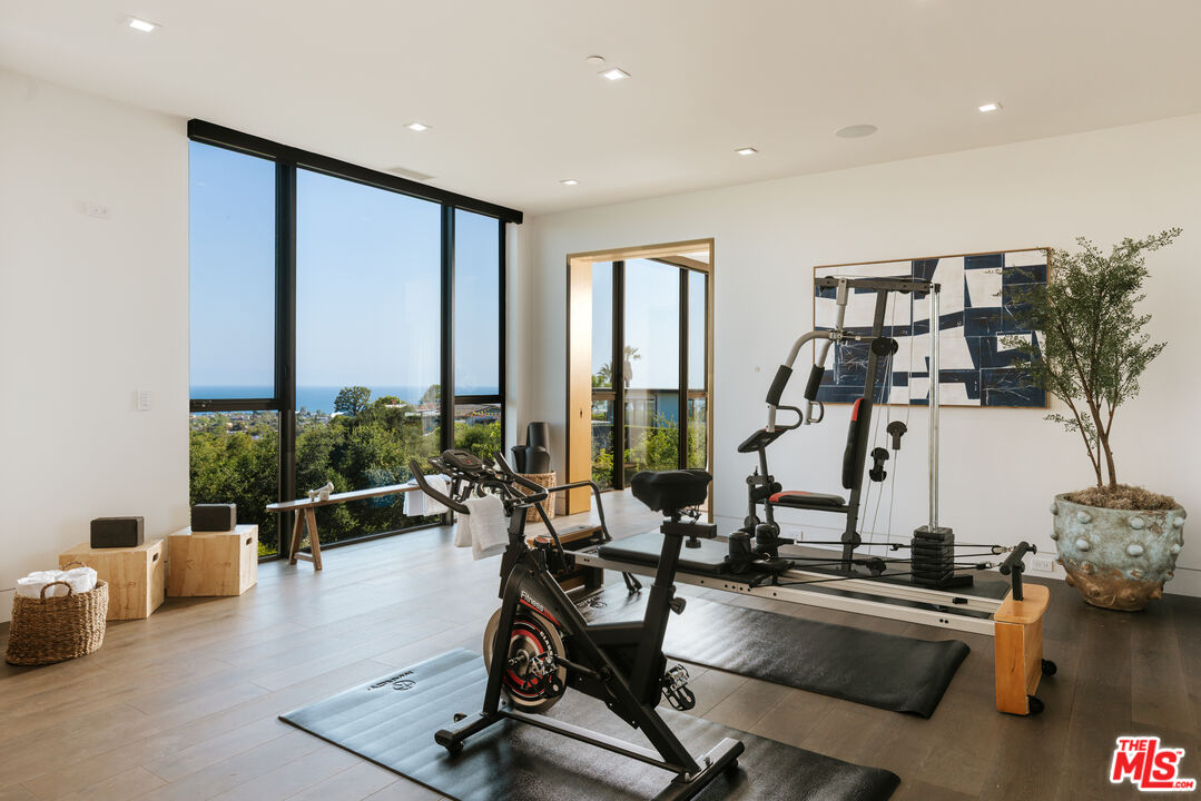 16058 Anoka Dr