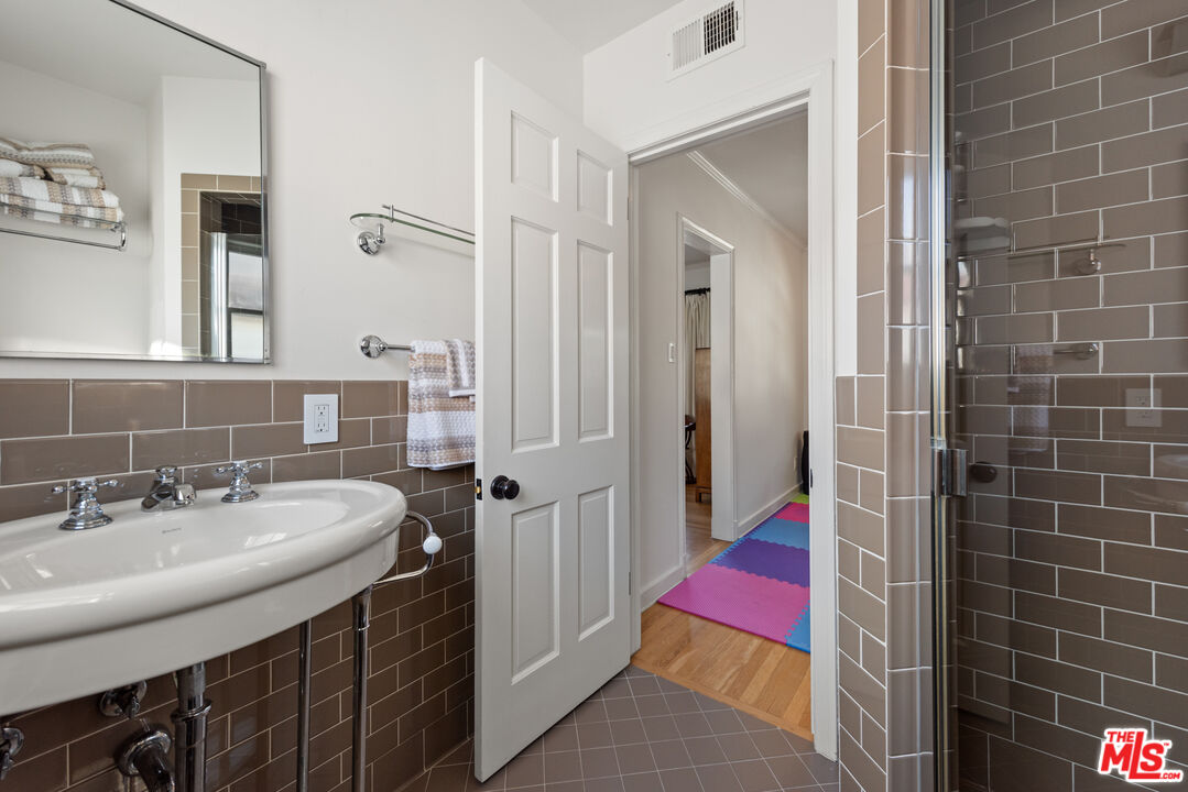 605 N Palisades Beach Rd