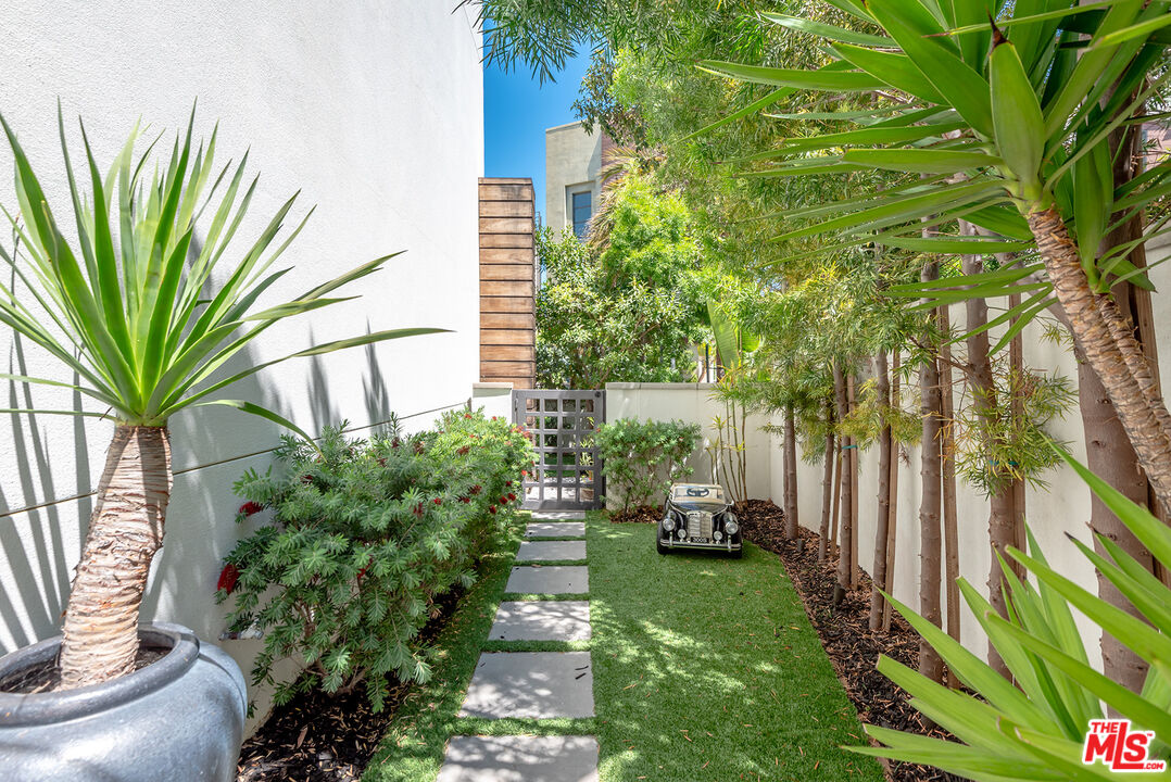 5926 Firefly Pl