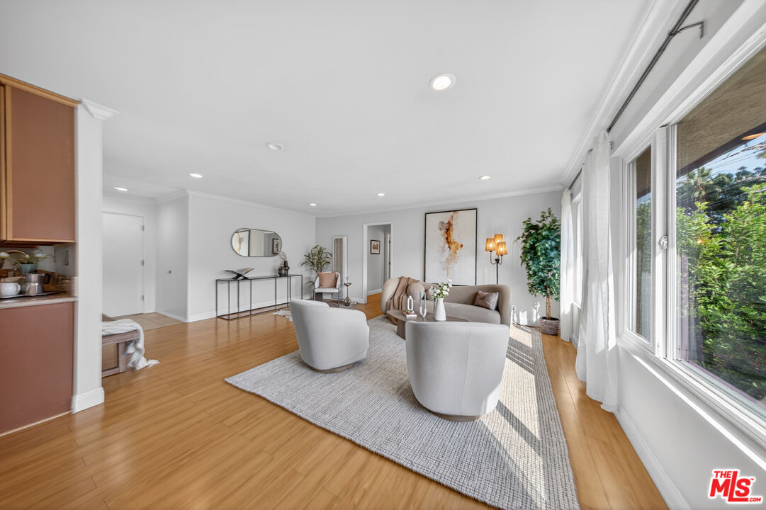 3907 La Crescenta Ave Unit: 203