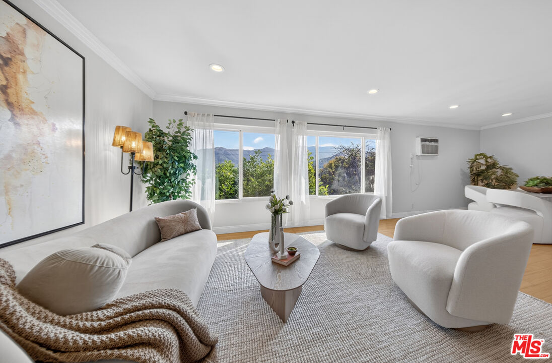 3907 La Crescenta Ave Unit: 203