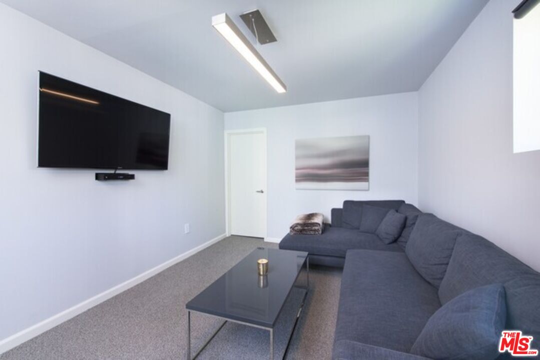 8842 Dorrington Ave