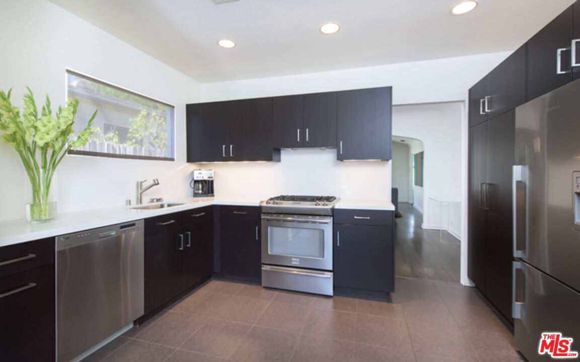 8842 Dorrington Ave