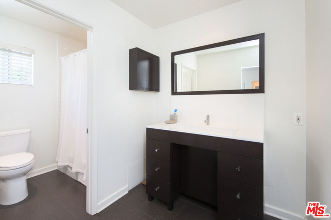 8842 Dorrington Ave