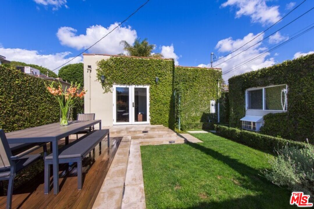 8842 Dorrington Ave