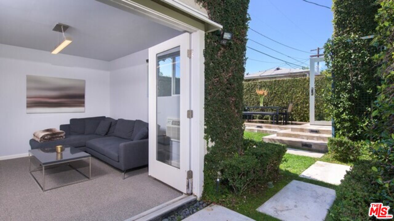 8842 Dorrington Ave