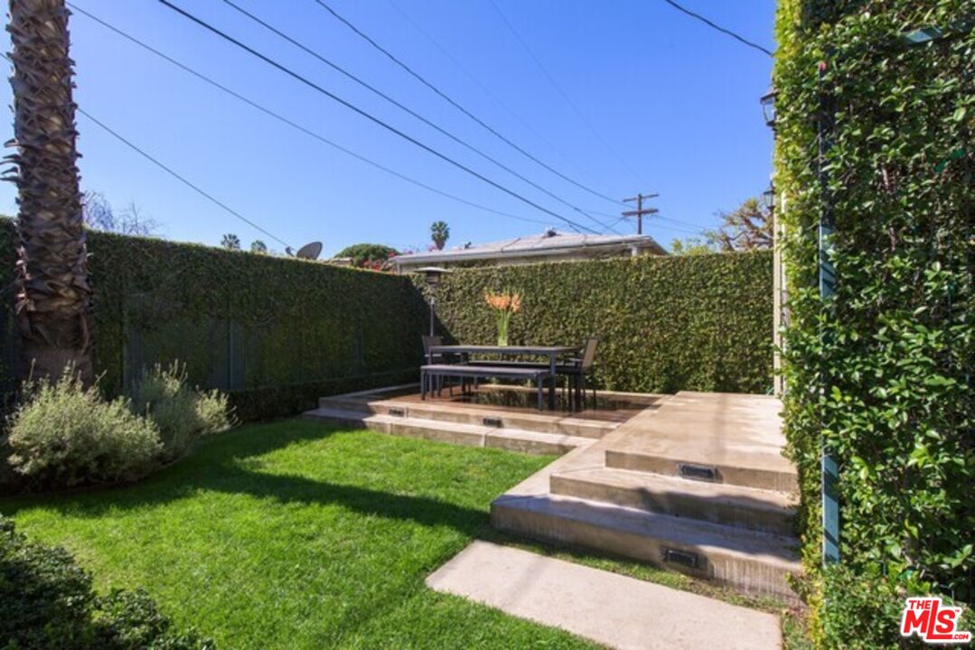 8842 Dorrington Ave