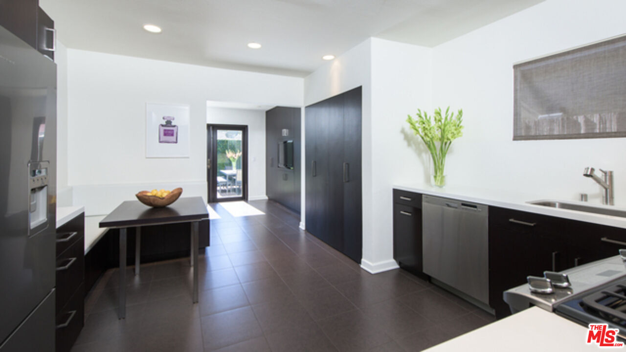 8842 Dorrington Ave