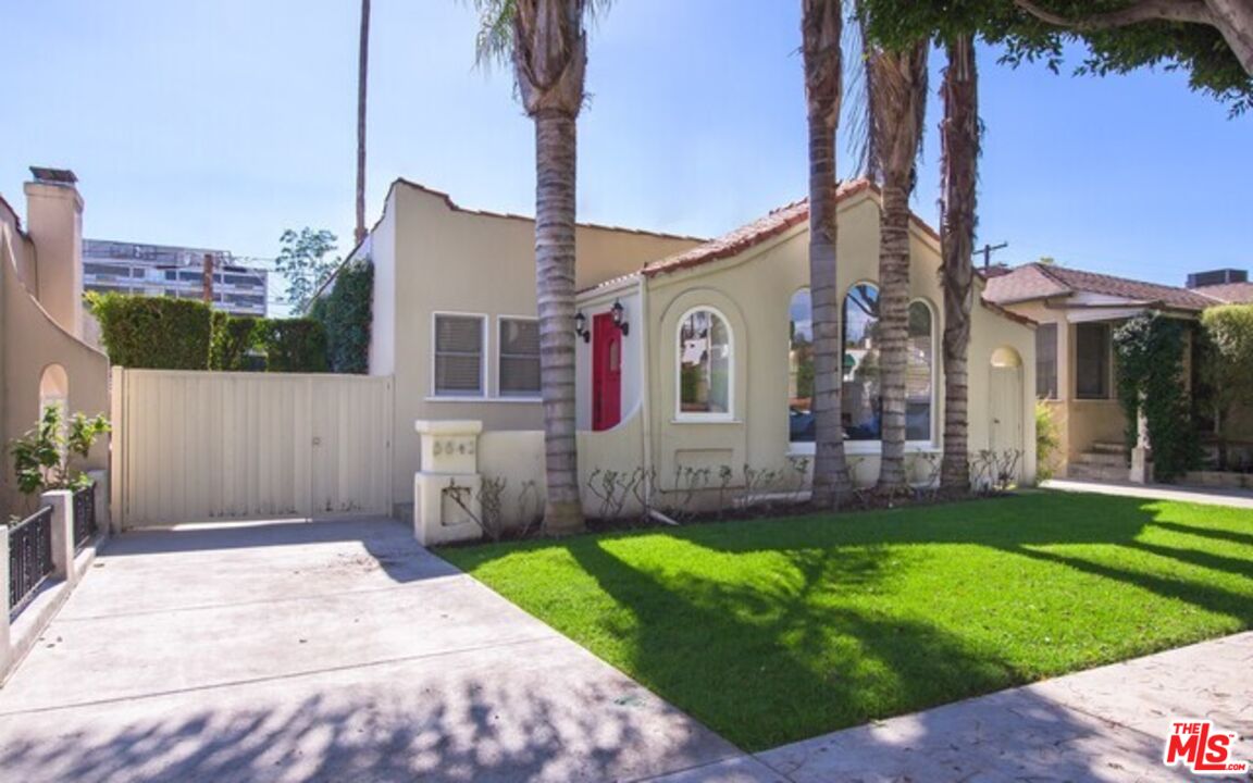 8842 Dorrington Ave