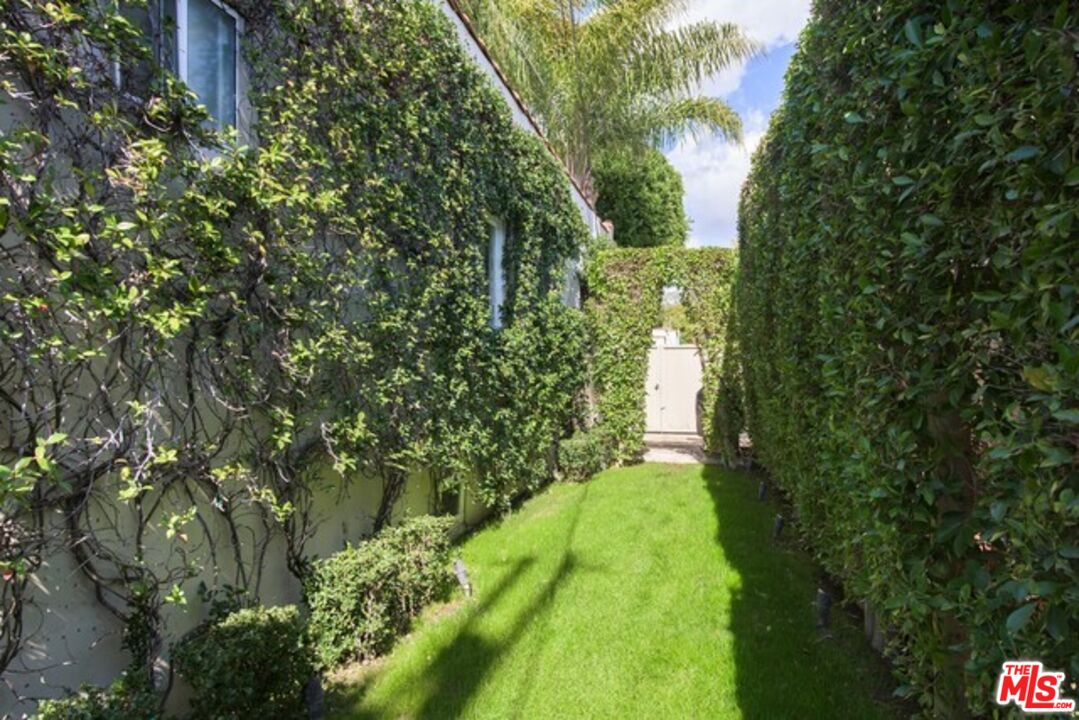 8842 Dorrington Ave