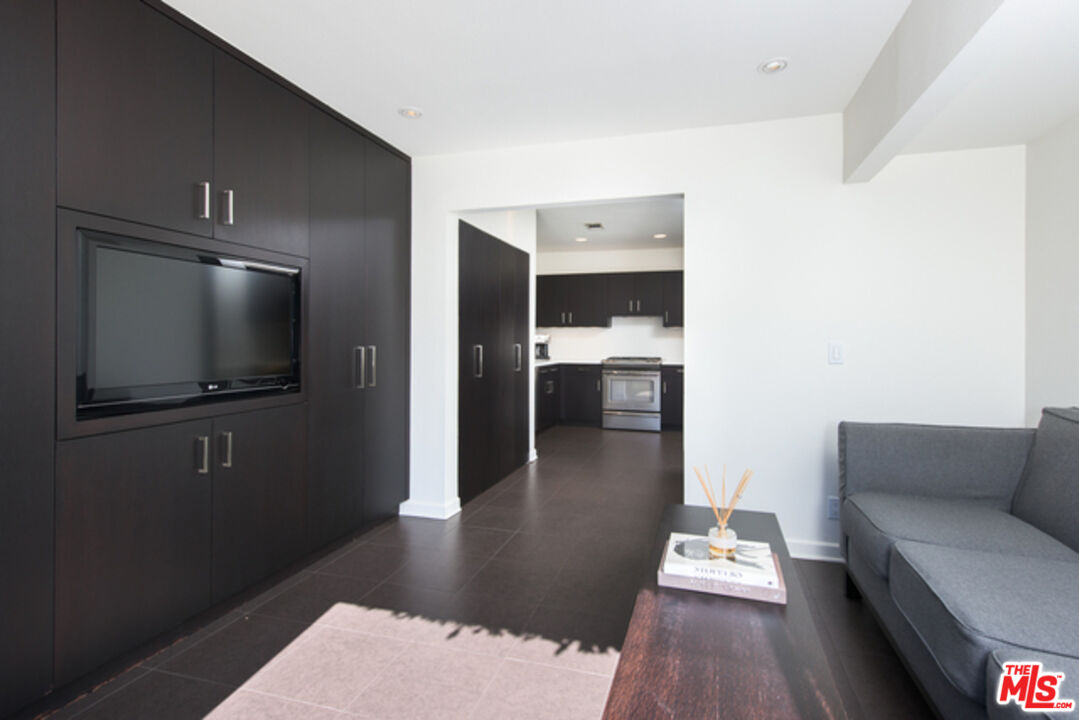 8842 Dorrington Ave