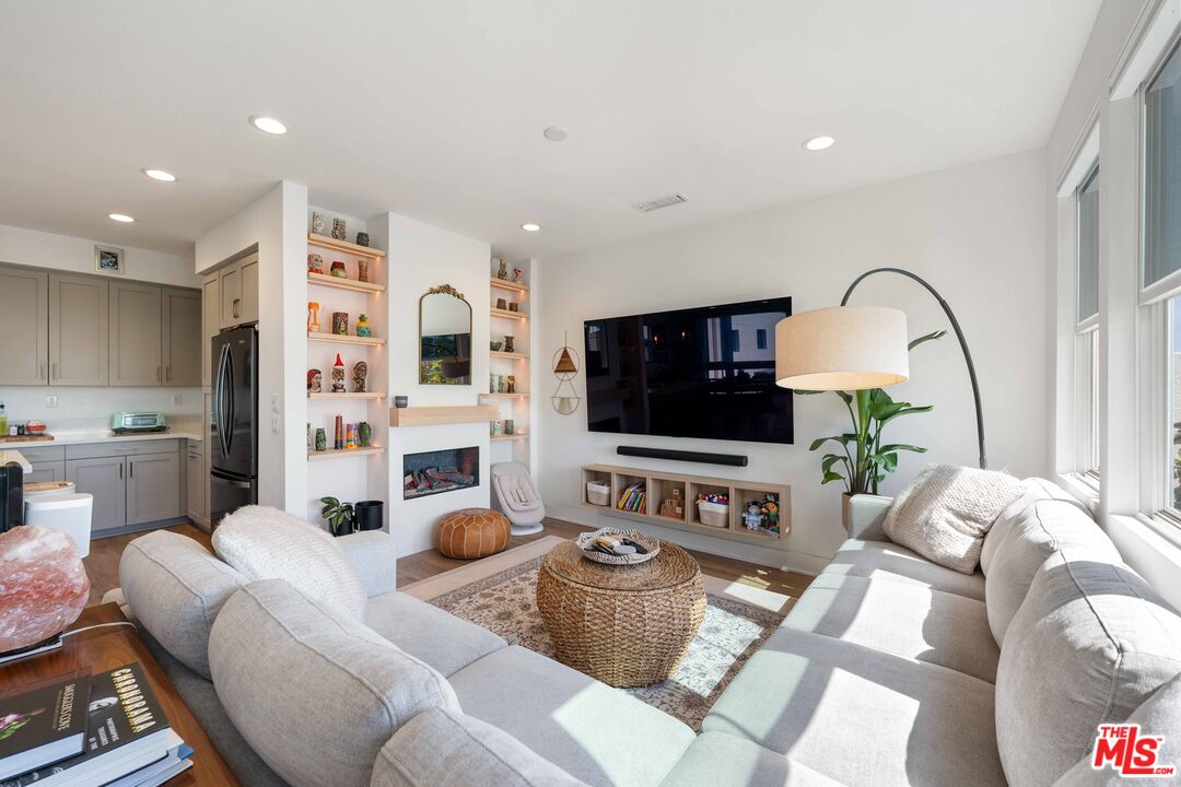 2911 Exposition Pl Unit: 1