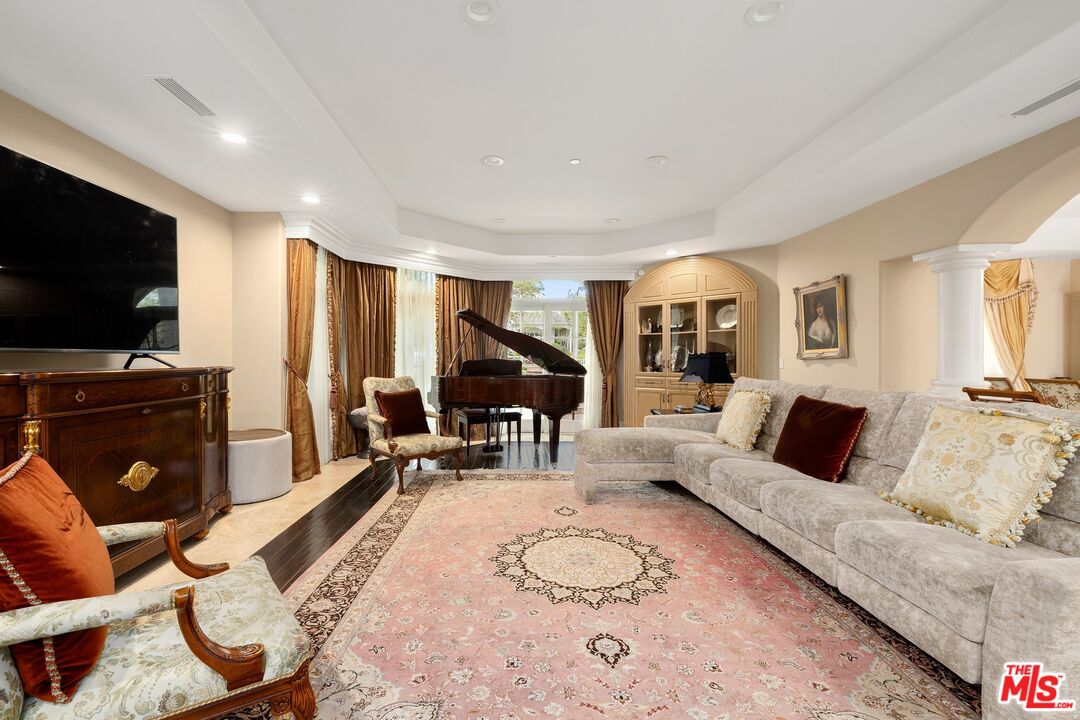 2161 Georgina Ave