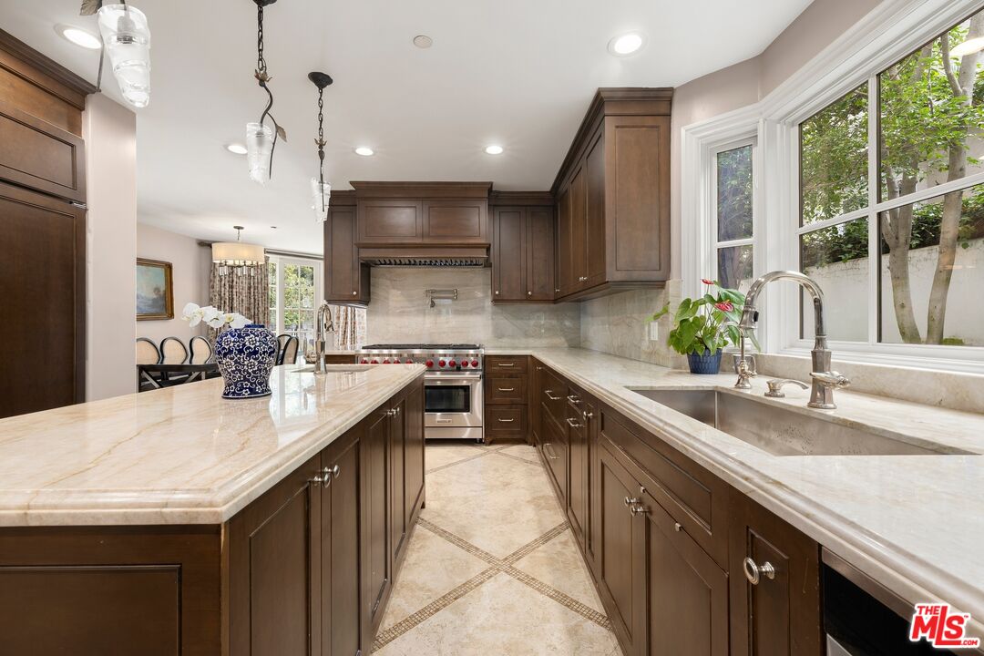 2161 Georgina Ave
