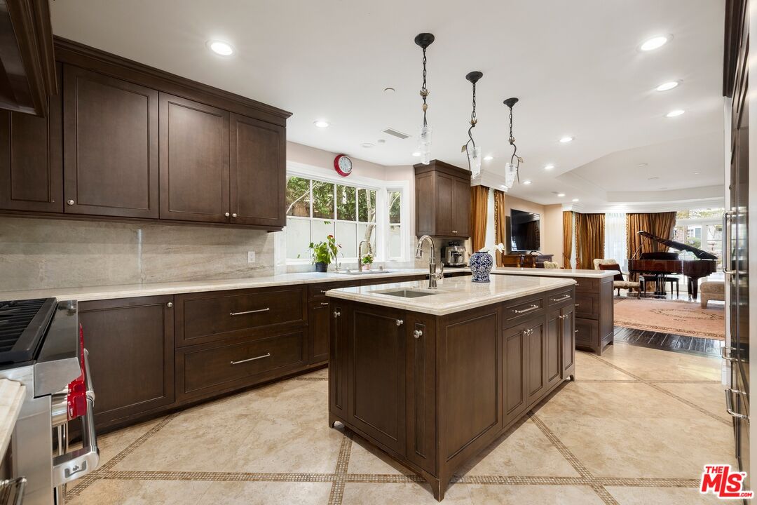 2161 Georgina Ave