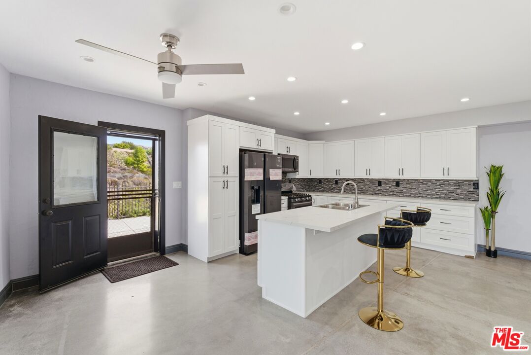 10825 Pacific View Dr