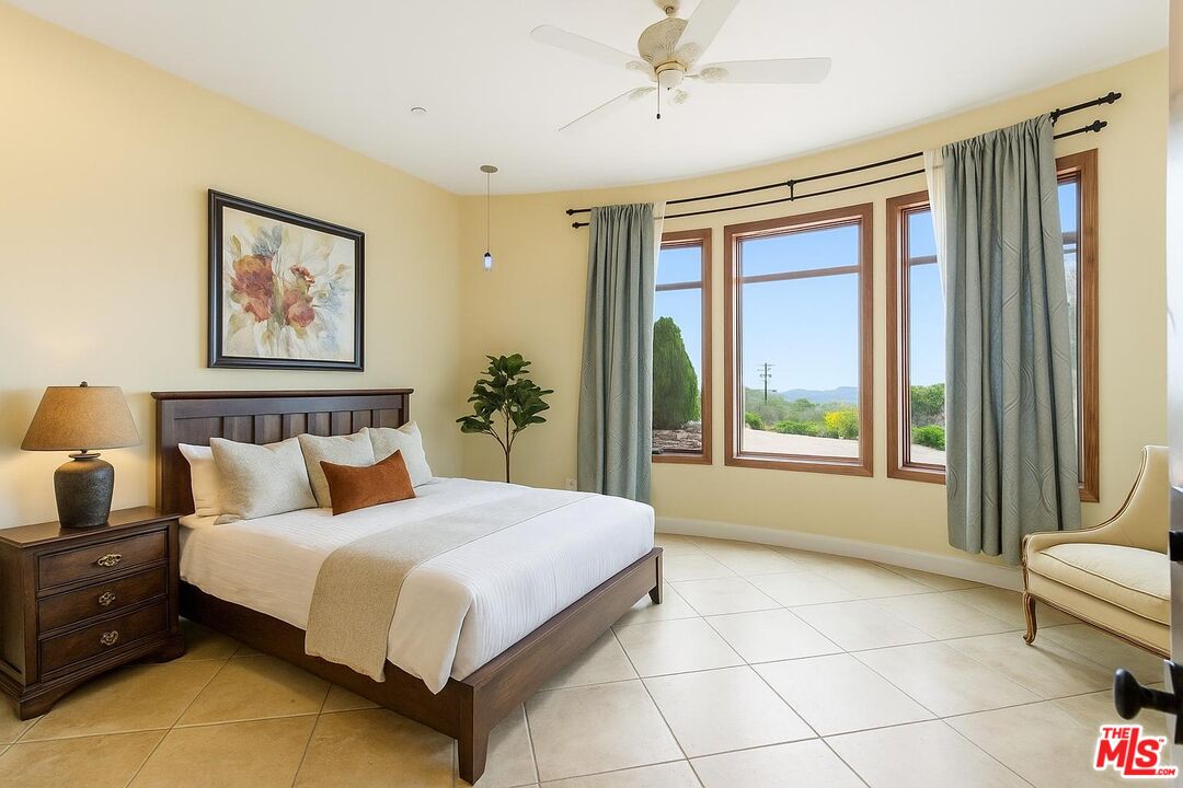 10825 Pacific View Dr