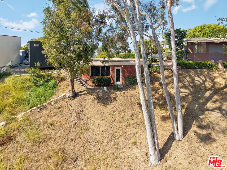 1500 N Tigertail Rd