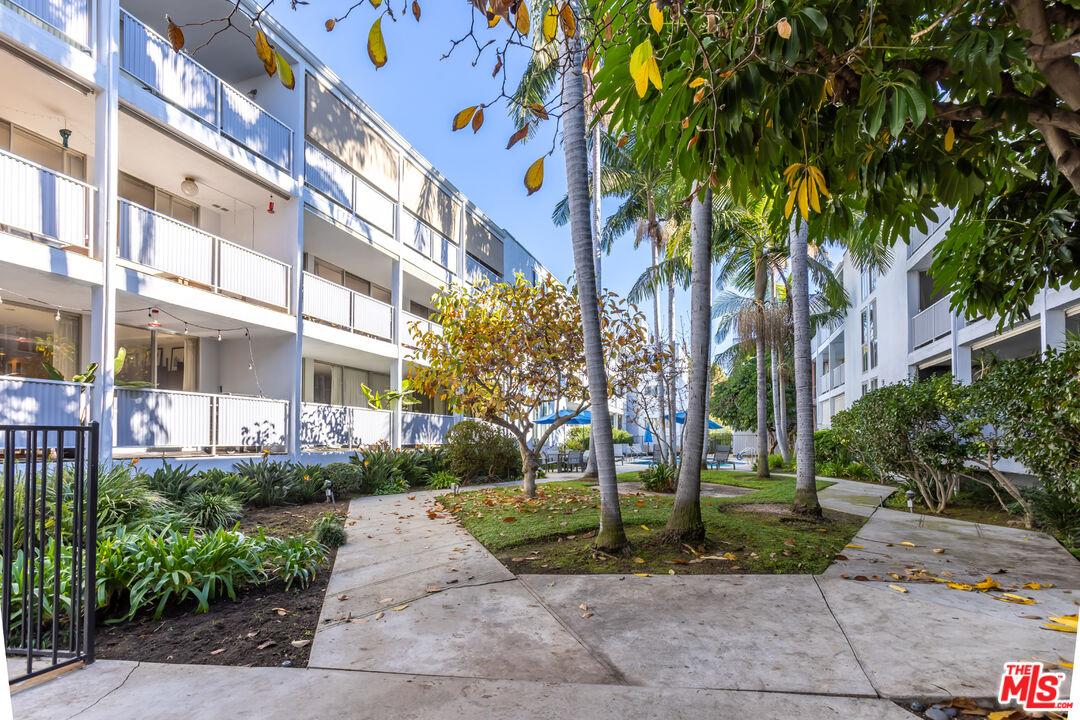 848 N Kings Rd Unit: 102