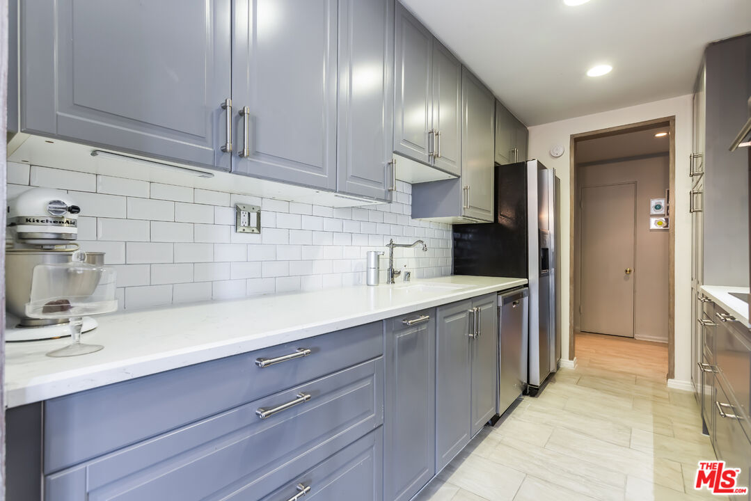 848 N Kings Rd Unit: 102