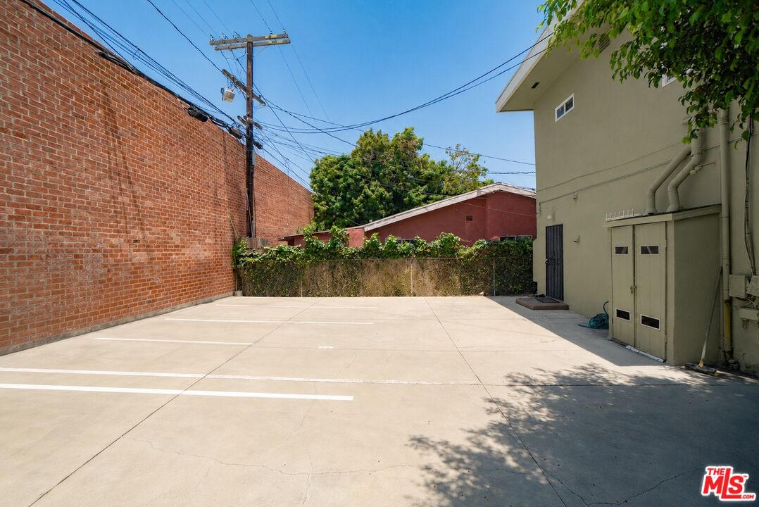 2037 S Burnside Ave