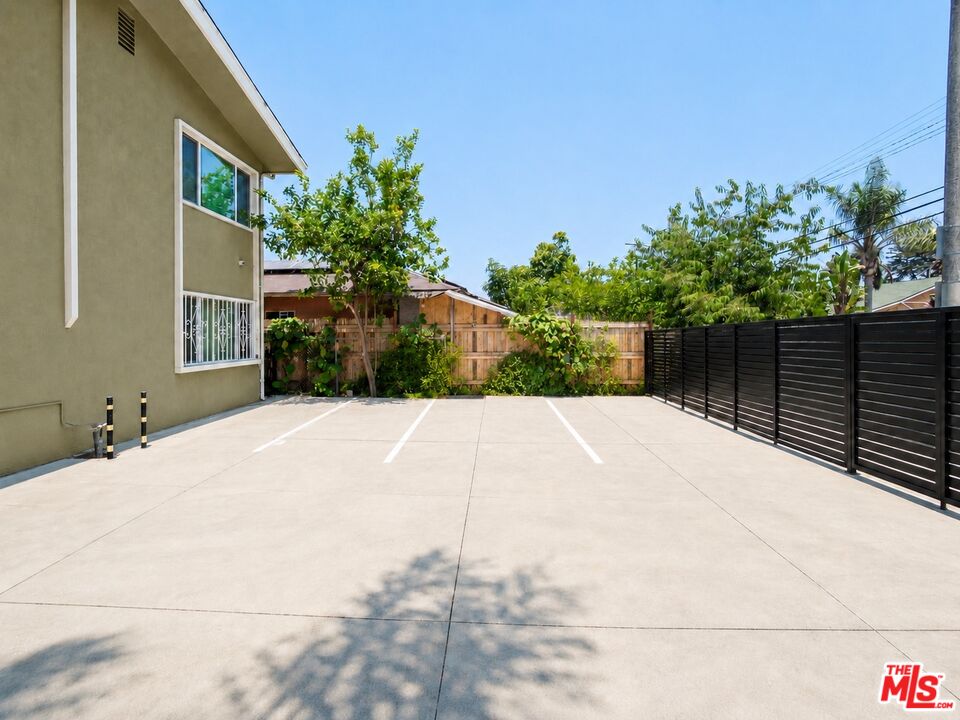 2037 S Burnside Ave