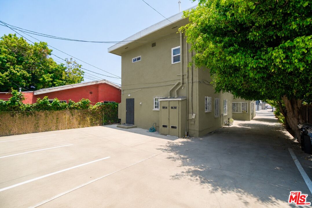 2037 S Burnside Ave