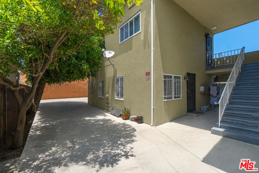 2037 S Burnside Ave