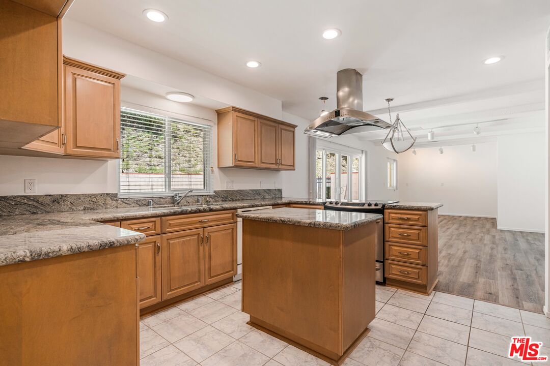 1181 Somera Rd