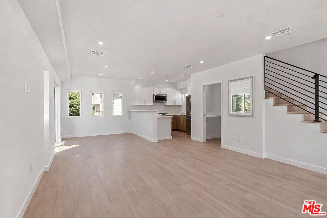 2120 N Beachwood Dr