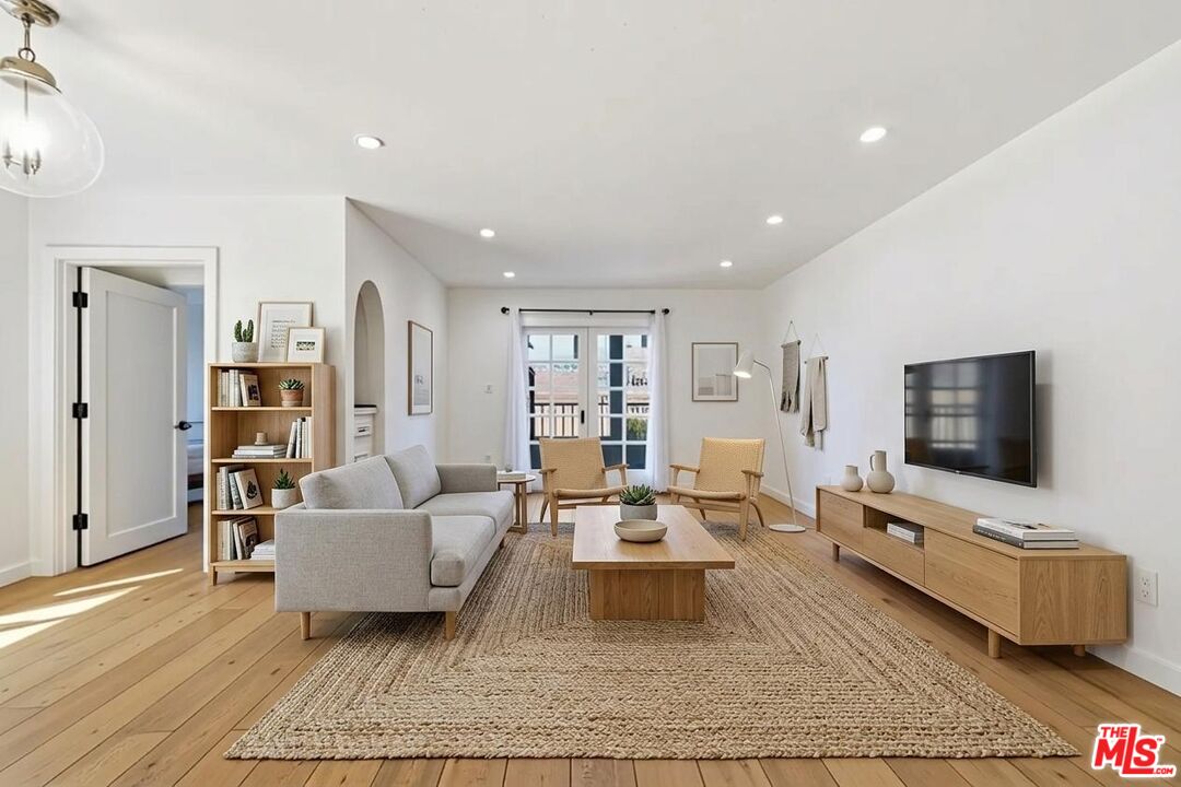625 N Flores St Unit: 104