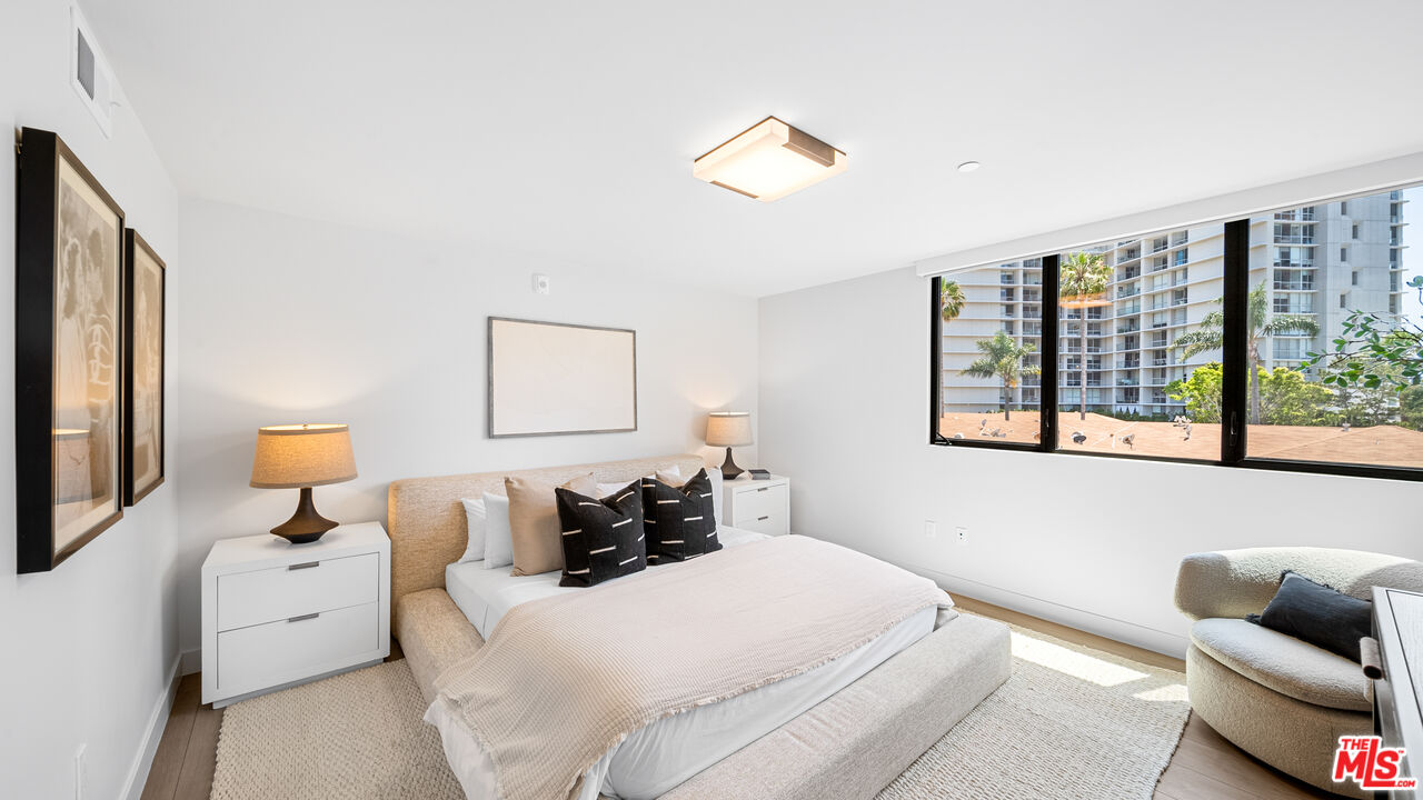 153 San Vicente Blvd Unit: PH 4H