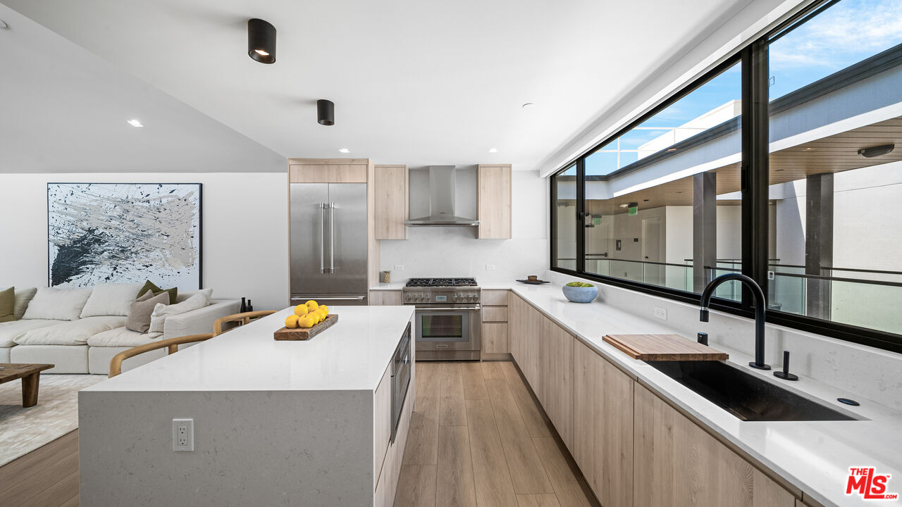 153 San Vicente Blvd Unit: PH 4H