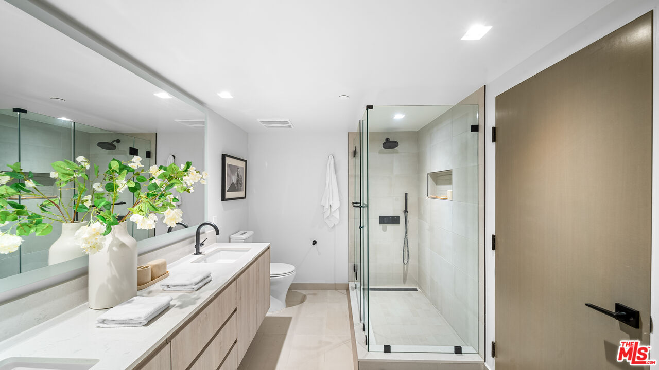 153 San Vicente Blvd Unit: PH 4H