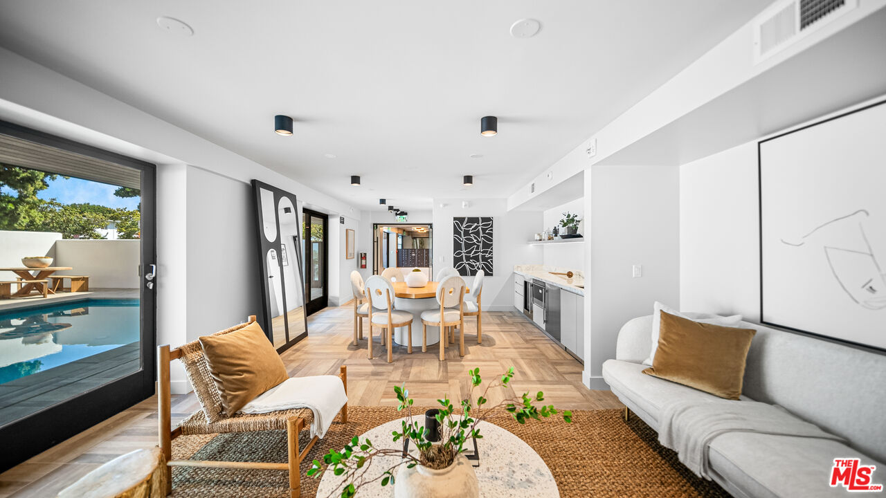 153 San Vicente Blvd Unit: PH 4H