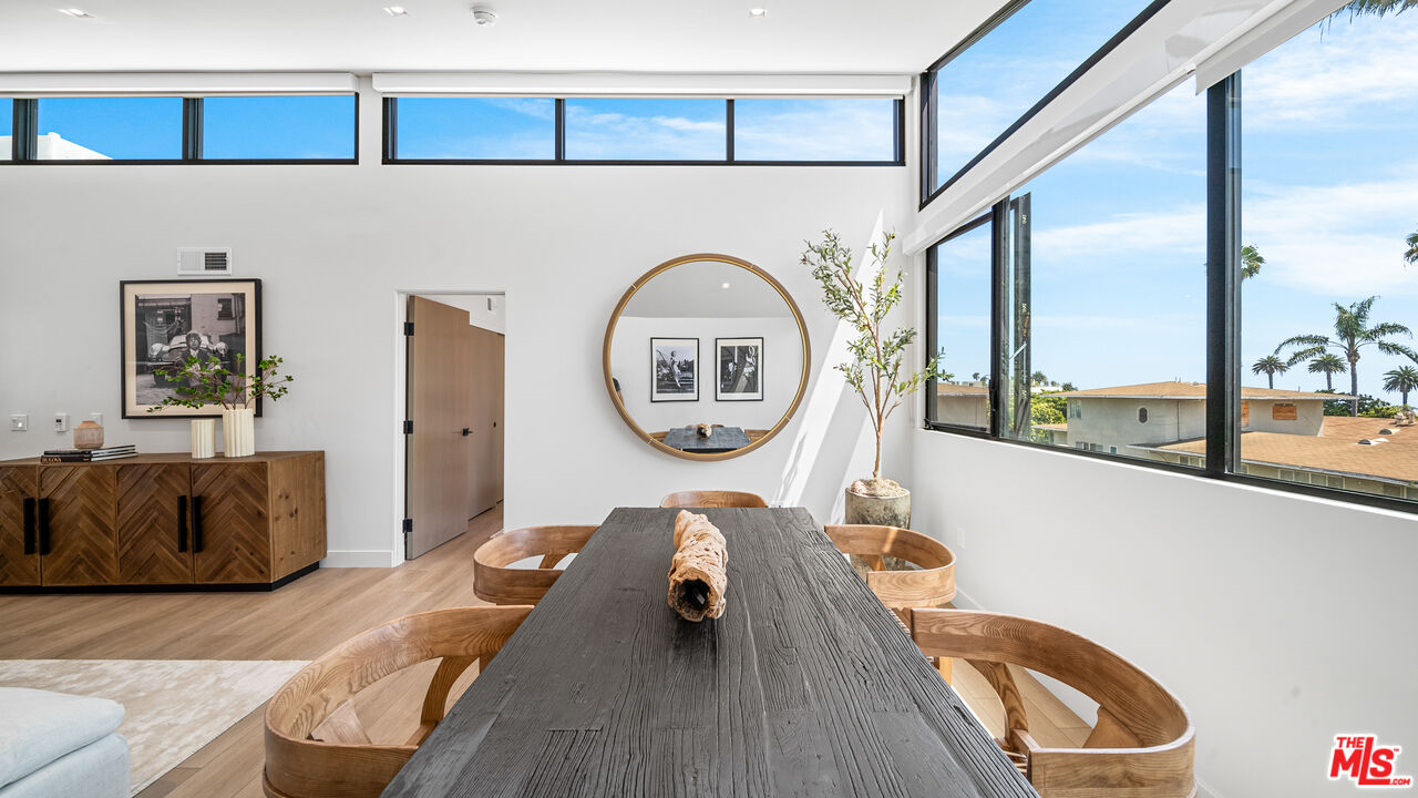 153 San Vicente Blvd Unit: PH 4H