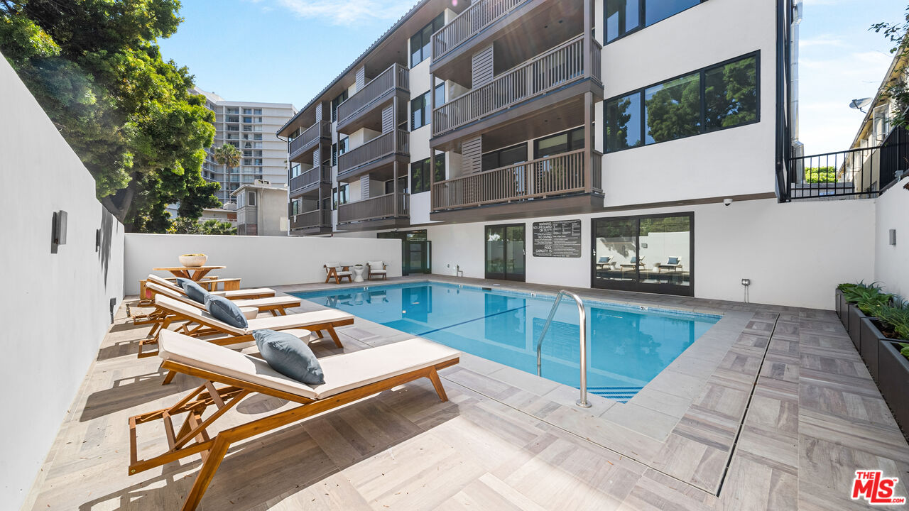 153 San Vicente Blvd Unit: PH 4H