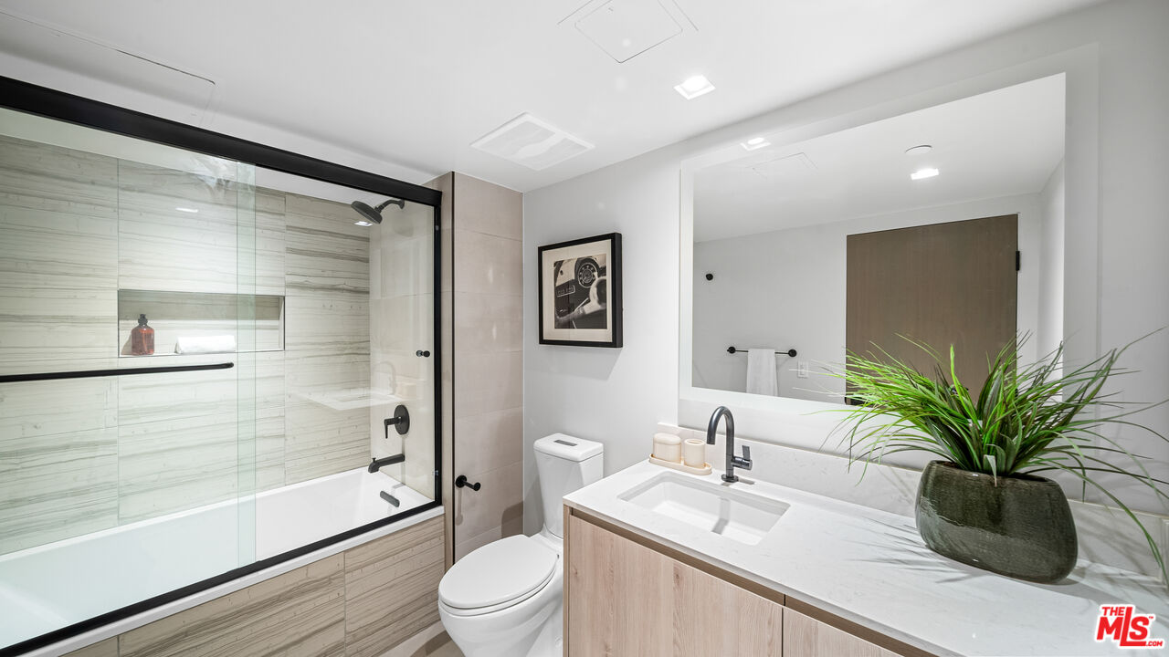 153 San Vicente Blvd Unit: 2J