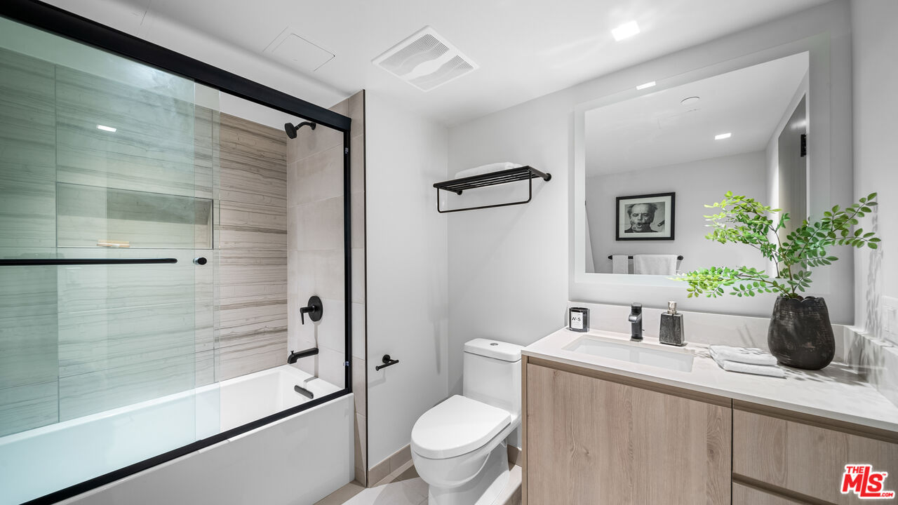 153 San Vicente Blvd Unit: 2E