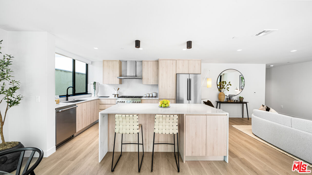 153 San Vicente Blvd Unit: 2E