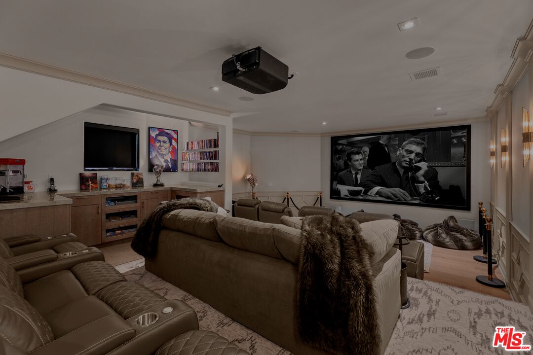 8159 Hollywood Blvd