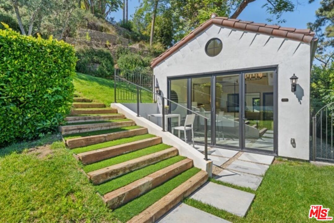 8159 Hollywood Blvd