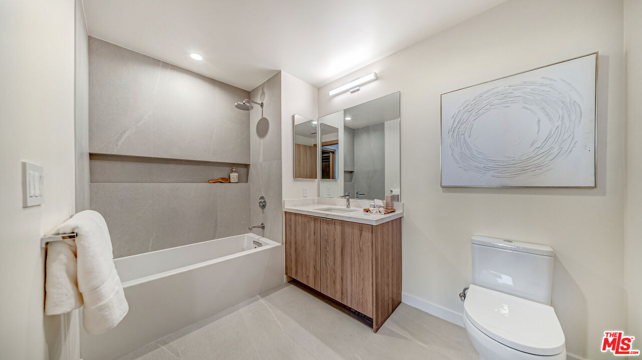 1257 N Detroit St Unit: 302
