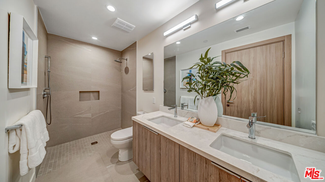 1257 N Detroit St Unit: 302