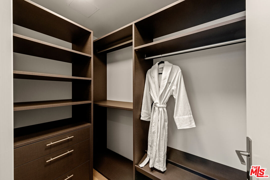 505 S Barrington Ave Unit: 308