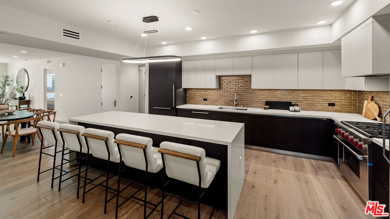 505 S Barrington Ave Unit: 308