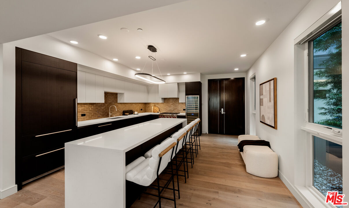 505 S Barrington Ave Unit: 208