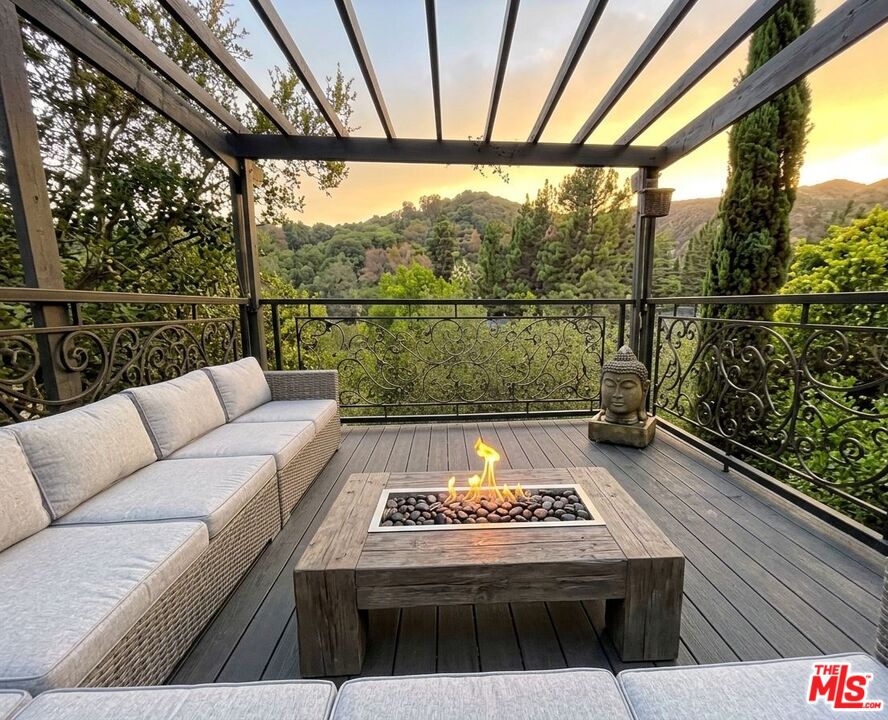 2300 Benedict Canyon Dr