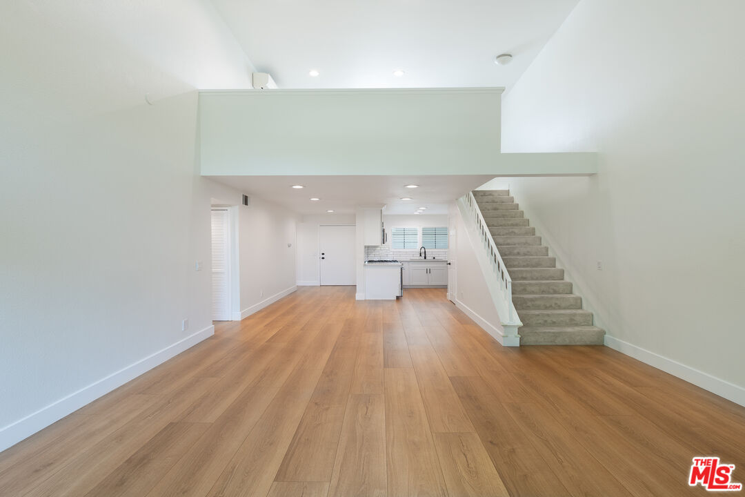 5500 Owensmouth Ave Unit: 328