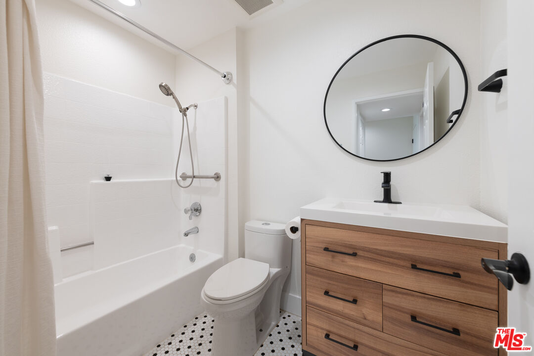 5500 Owensmouth Ave Unit: 328